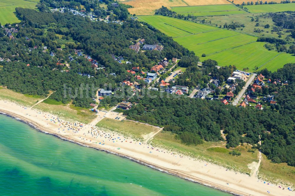 Ostseebad Dierhagen aus der Vogelperspektive: Strandkorb- Reihen am Sand- Strand im Küstenbereich der Ostsee in Ostseebad Dierhagen im Bundesland Mecklenburg-Vorpommern, Deutschland