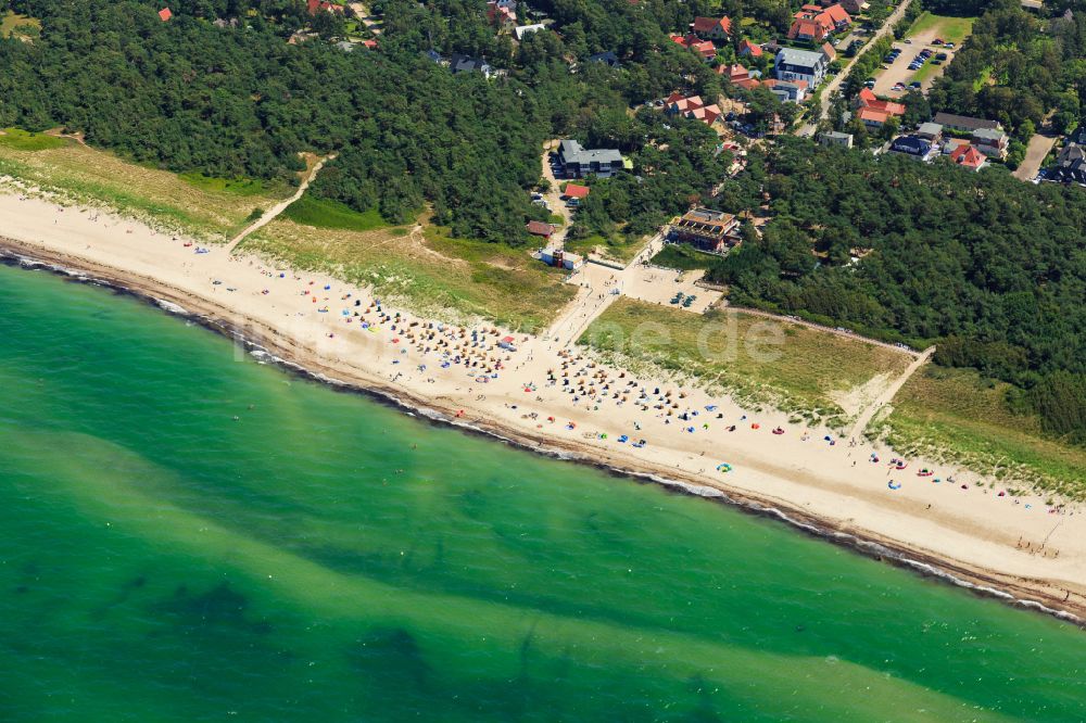 Luftbild Ostseebad Dierhagen - Strandkorb- Reihen am Sand- Strand im Küstenbereich der Ostsee in Ostseebad Dierhagen im Bundesland Mecklenburg-Vorpommern, Deutschland