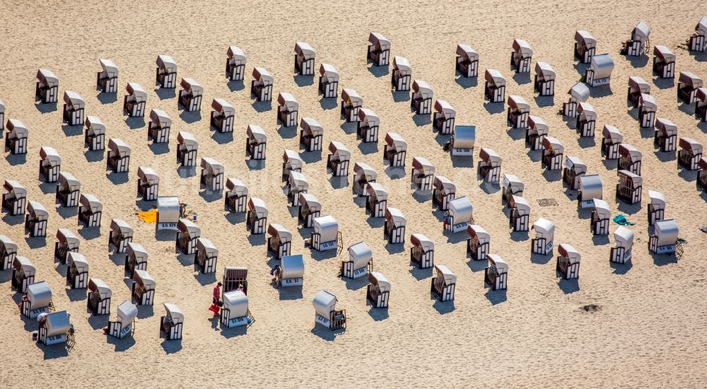 Luftaufnahme Sellin - Strandkorb- Reihen am Sand- Strand im Küstenbereich der Ostsee in Sellin im Bundesland Mecklenburg-Vorpommern