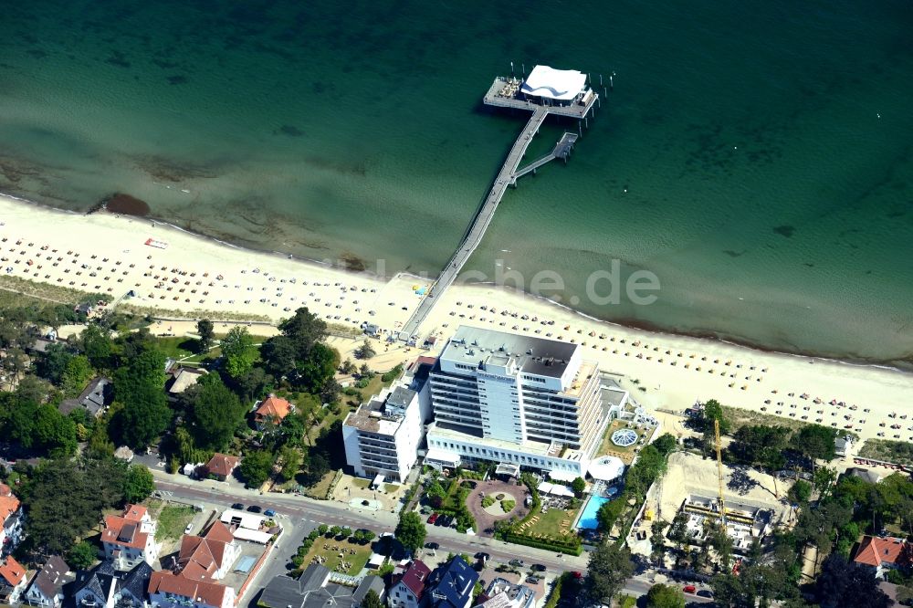 Timmendorfer Strand von oben - Strandkorb- Reihen am Sand- Strand im Küstenbereich der Ostsee in Timmendorfer Strand mit Hotel und Restaurant im Bundesland Schleswig-Holstein