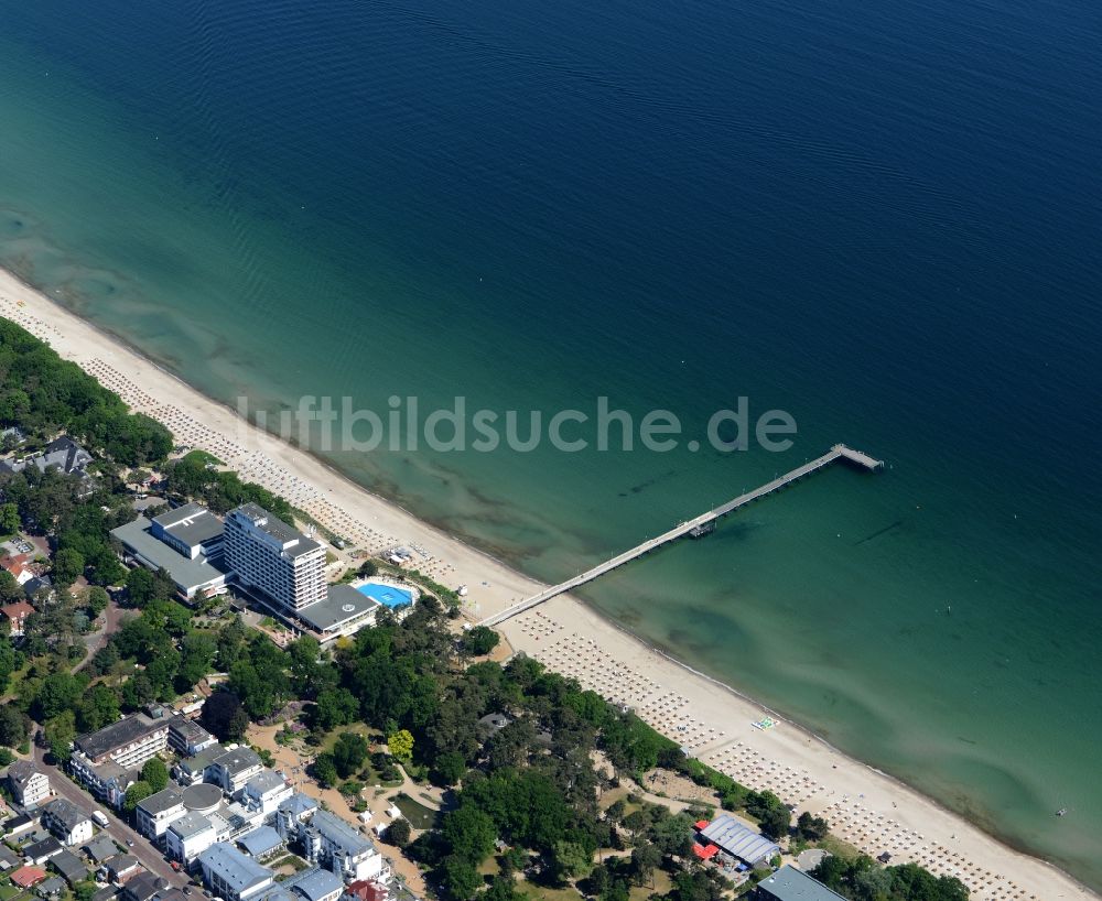 Timmendorfer Strand aus der Vogelperspektive: Strandkorb- Reihen am Sand- Strand im Küstenbereich der Ostsee in Timmendorfer Strand mit Hotel und Restaurant im Bundesland Schleswig-Holstein