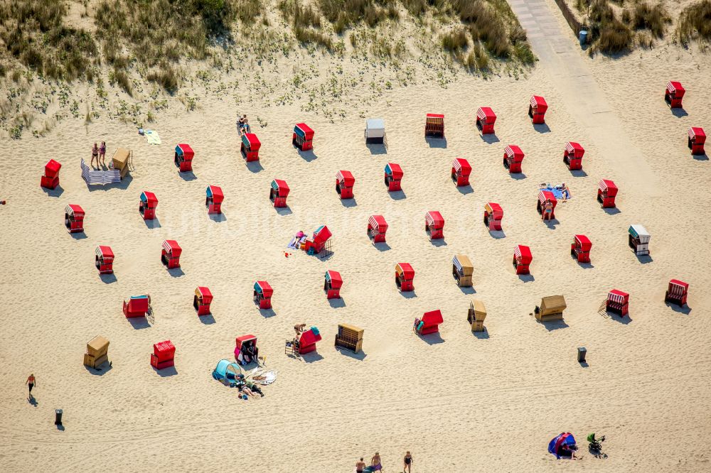 Luftaufnahme Zinnowitz - Strandkorb- Reihen am Sand- Strand im Küstenbereich der Ostsee in Zinnowitz im Bundesland Mecklenburg-Vorpommern