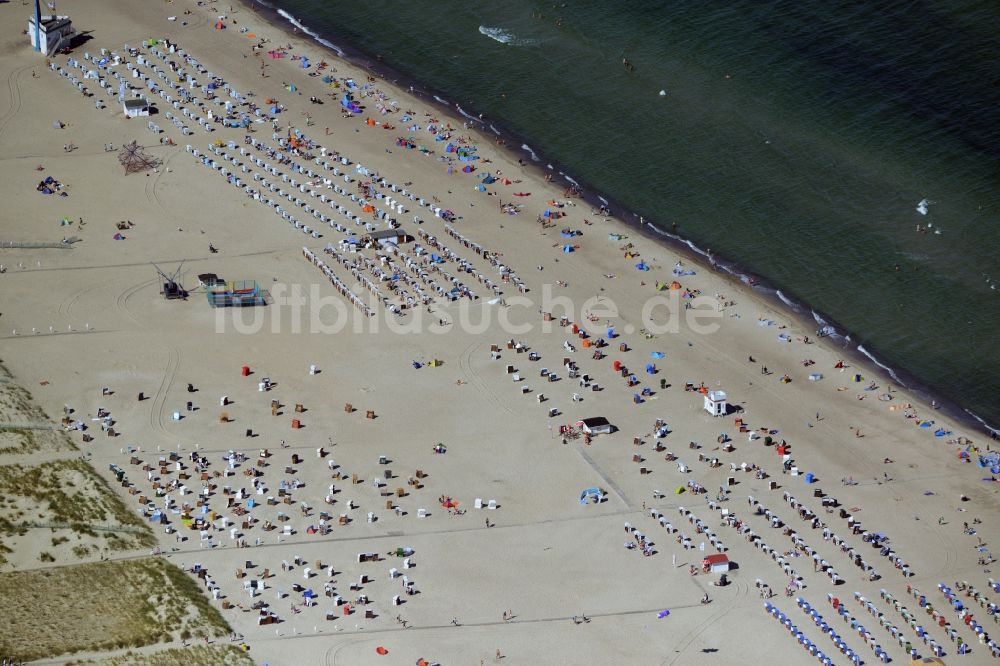 Luftaufnahme Rostock - Strandkorb- Reihen am Sand- Strand im Küstenbereich vom Seebad Warnemünde in Rostock im Bundesland Mecklenburg-Vorpommern