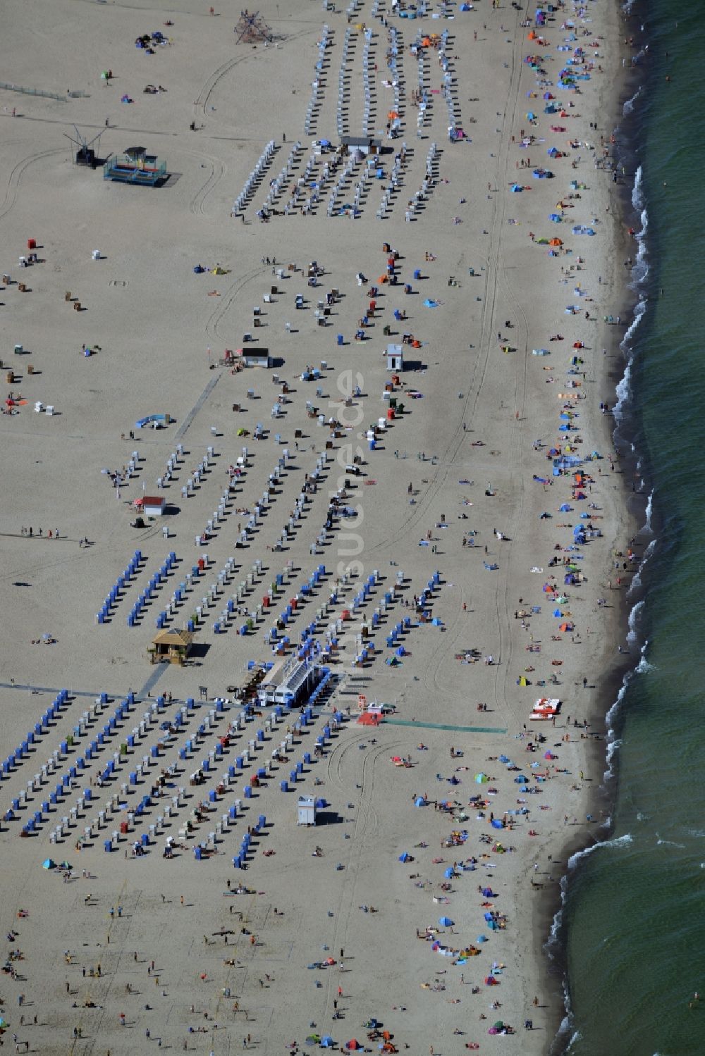 Rostock von oben - Strandkorb- Reihen am Sand- Strand im Küstenbereich vom Seebad Warnemünde in Rostock im Bundesland Mecklenburg-Vorpommern