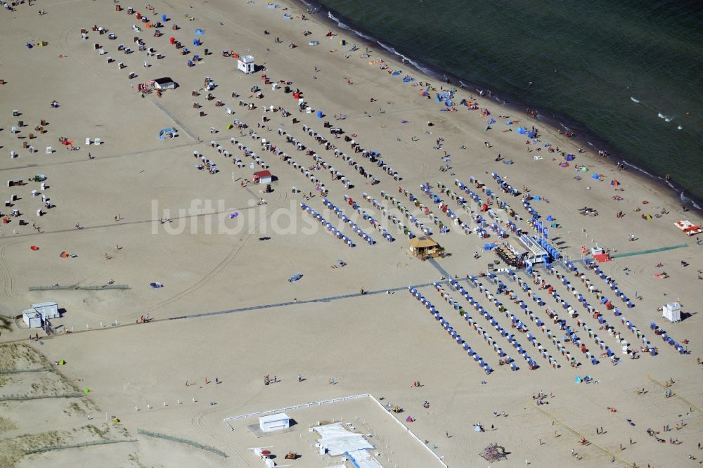 Rostock aus der Vogelperspektive: Strandkorb- Reihen am Sand- Strand im Küstenbereich vom Seebad Warnemünde in Rostock im Bundesland Mecklenburg-Vorpommern