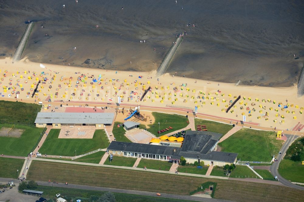 Cuxhaven von oben - Strandkorb- Reihen am Sand- Strand im Küstenbereich des Stadtteils Döse in Cuxhaven im Bundesland Niedersachsen