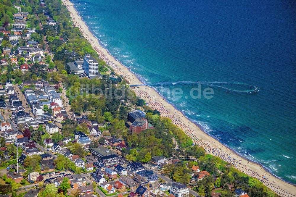 Timmendorfer Strand aus der Vogelperspektive: Strandkorb- Reihen am Sand- Strand im Küstenbereich in Timmendorfer Strand im Bundesland Schleswig-Holstein, Deutschland