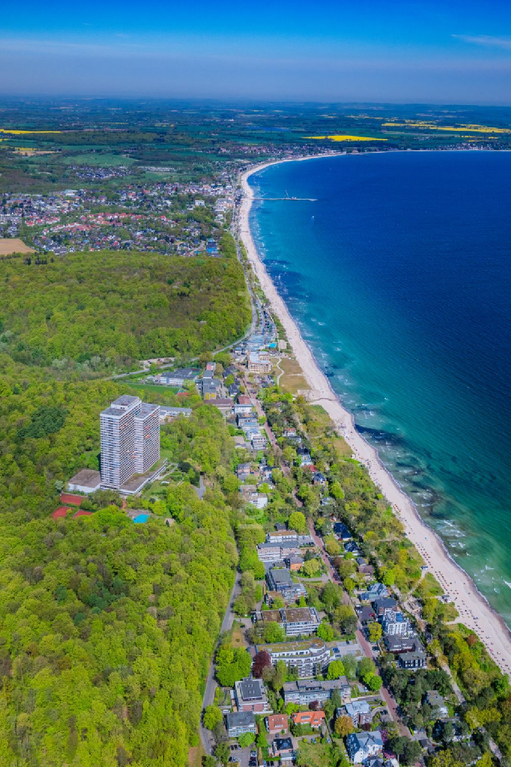 Luftaufnahme Timmendorfer Strand - Strandkorb- Reihen am Sand- Strand im Küstenbereich in Timmendorfer Strand im Bundesland Schleswig-Holstein, Deutschland