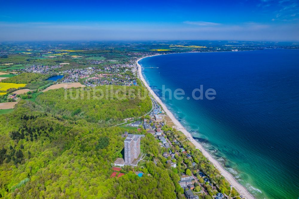 Timmendorfer Strand von oben - Strandkorb- Reihen am Sand- Strand im Küstenbereich in Timmendorfer Strand im Bundesland Schleswig-Holstein, Deutschland