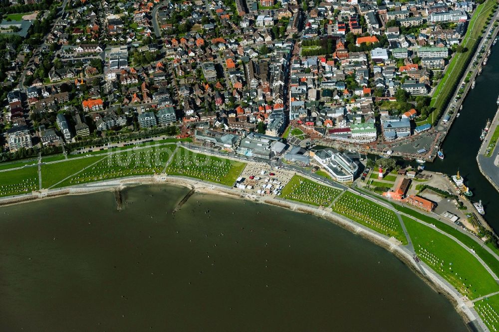 Luftaufnahme Büsum - Strandkorb- Reihen am Sand- Strand im Küstenbereich des Wattenmeer in Büsum im Bundesland Schleswig-Holstein, Deutschland