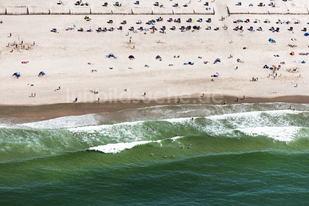 Luftaufnahme Sylt - Strandkorb- Reihen am Sand- Strand im Küstenbereich von Westerland in Sylt im Bundesland Schleswig-Holstein, Deutschland