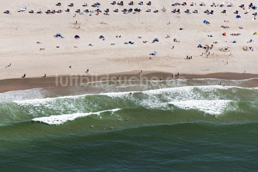 Sylt aus der Vogelperspektive: Strandkorb- Reihen am Sand- Strand im Küstenbereich von Westerland in Sylt im Bundesland Schleswig-Holstein, Deutschland