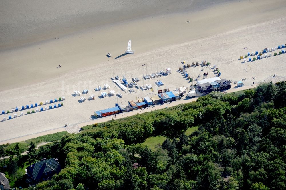 Wyk auf Föhr von oben - Strandkorb- Reihen am Sand- Strand im Küstenbereich in Wyk auf Föhr im Bundesland Schleswig-Holstein