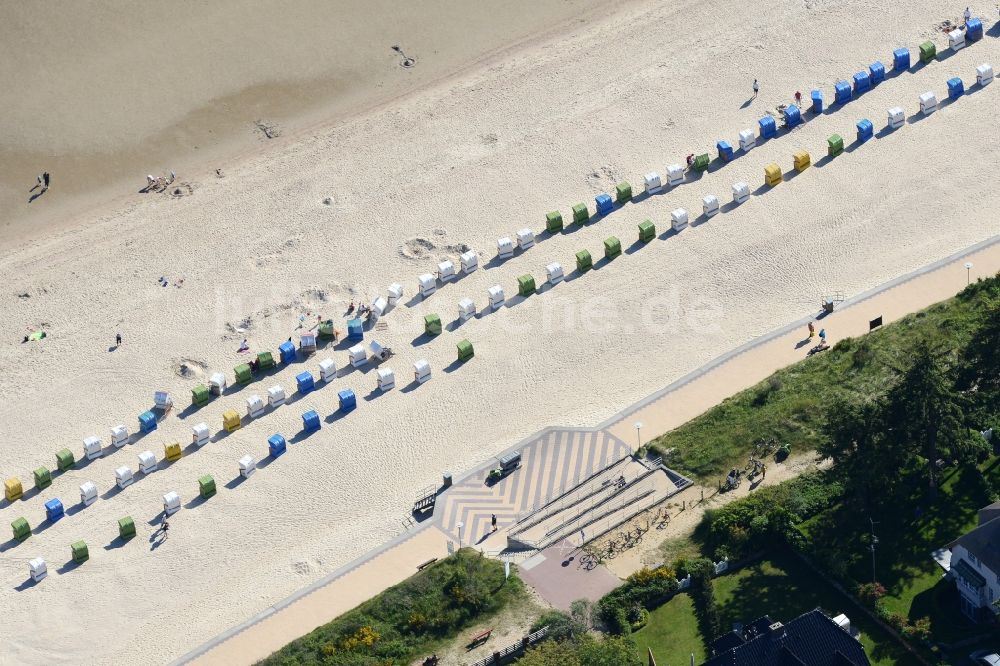 Wyk auf Föhr aus der Vogelperspektive: Strandkorb- Reihen am Sand- Strand im Küstenbereich in Wyk auf Föhr im Bundesland Schleswig-Holstein