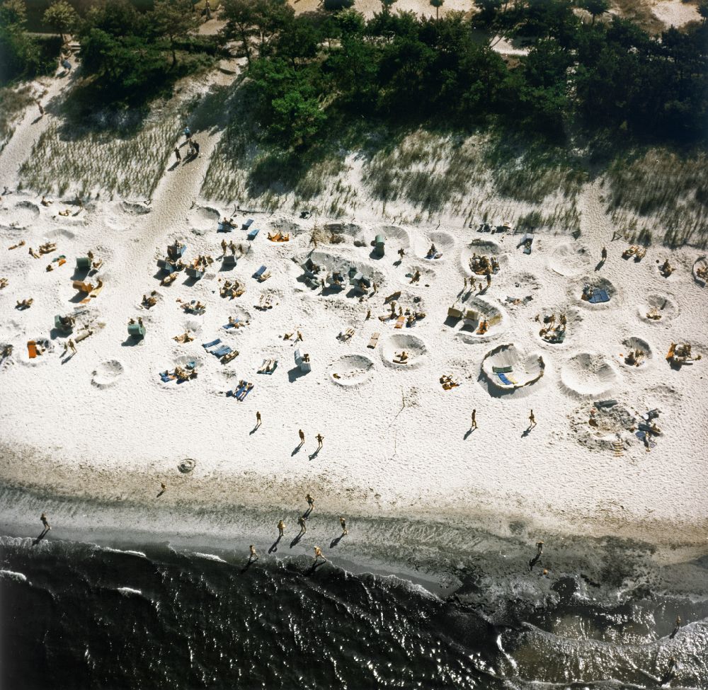 Luftbild Seebad Ahlbeck - Strandkorbnutzer und Erdlöcher am Sand- Strand in Seebad Ahlbeck im Bundesland Mecklenburg-Vorpommern, Deutschland