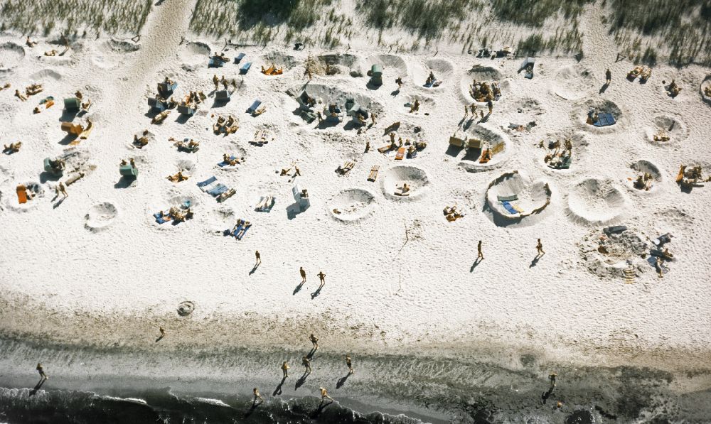 Luftaufnahme Seebad Ahlbeck - Strandkorbnutzer und Erdlöcher am Sand- Strand in Seebad Ahlbeck im Bundesland Mecklenburg-Vorpommern, Deutschland