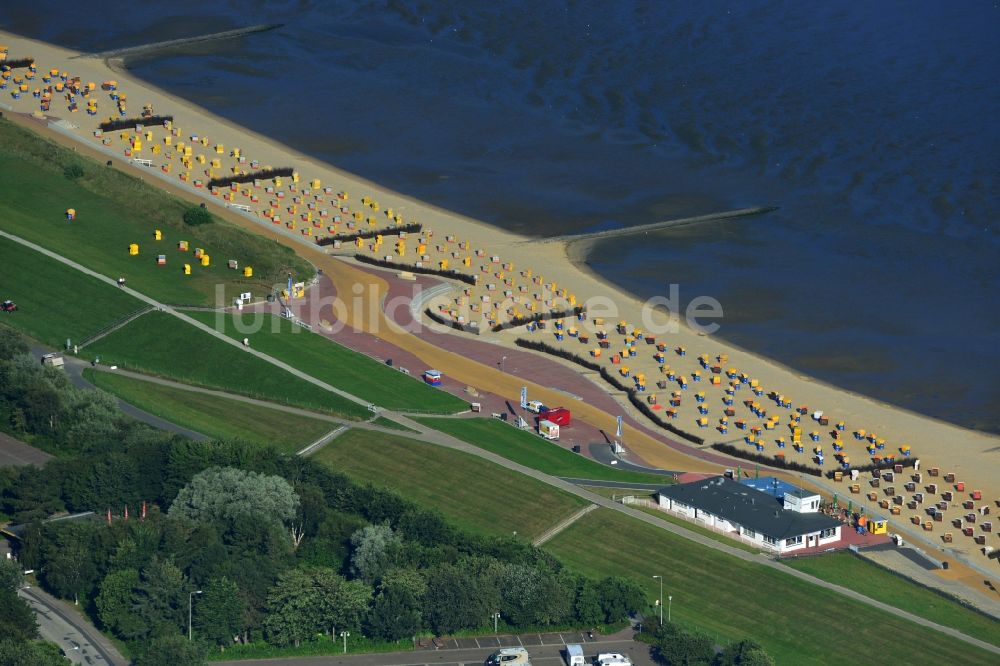 Cuxhaven aus der Vogelperspektive: Strandkorbreihen am Strand der Nordseeküste bei Cuxhaven im Bundesland Niedersachsen