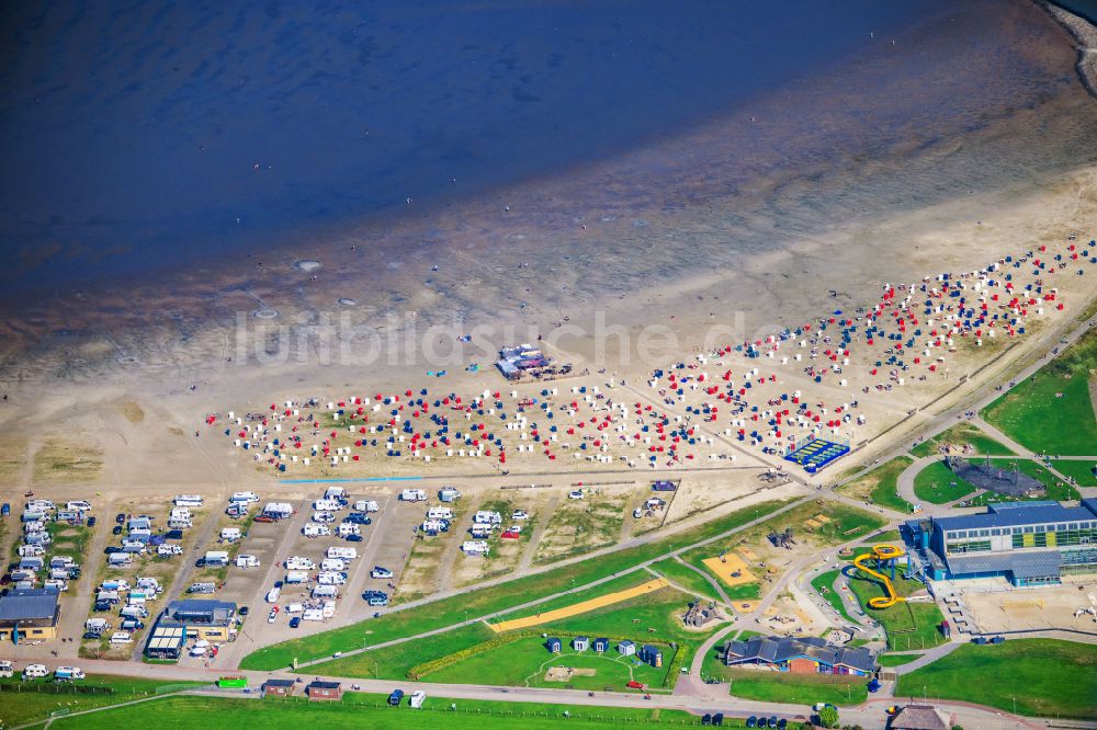 Luftbild Bensersiel - Strandkörbe,Wohnwagen und Wohnmobile auf dem Wohnmobilstellplatz in Bensersiel im Bundesland Niedersachsen, Deutschland