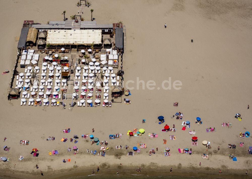 Luftaufnahme Agde - Strandliegen- Plätze und Sonnenschirmlandschaft am Sandstrand von Agde an der Mittelmeerküste in Frankreich