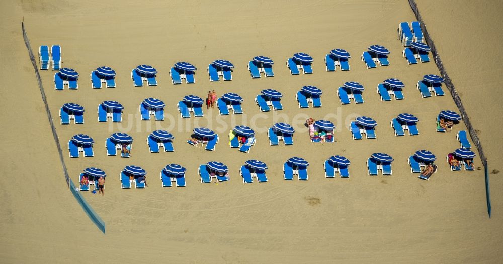 Canet-en-Roussillon von oben - Strandliegen- Plätze und Sonnenschirmlandschaft am Sandstrand von Canet-en-Roussillon an der Mittelmeerküste in Frankreich