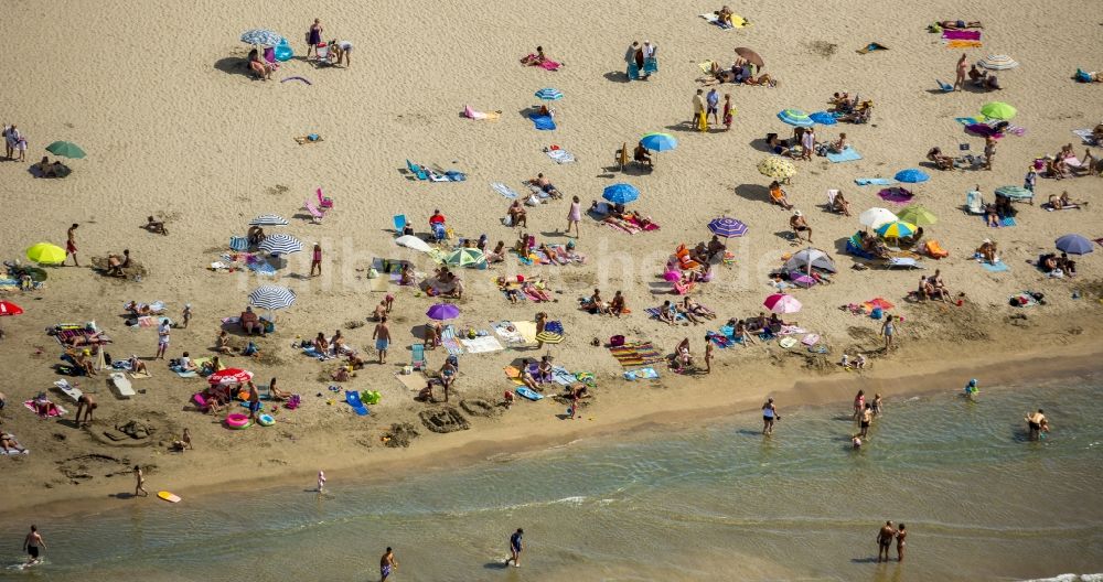 La Grande-Motte aus der Vogelperspektive: Strandliegen- Plätze und Sonnenschirmlandschaft am Sandstrand von La Grande-Motte in Frankreich