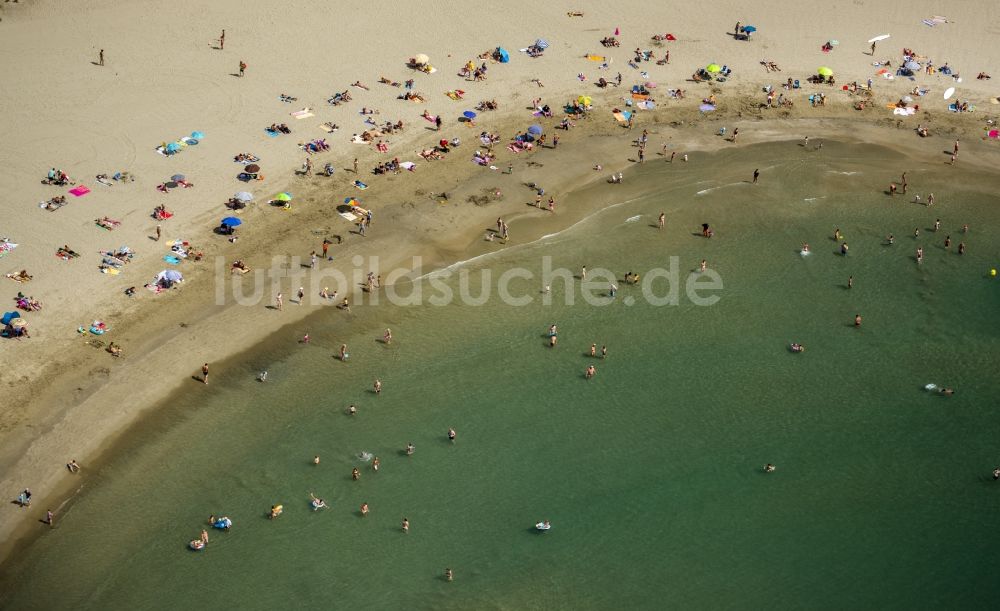 Luftaufnahme Mauguio - Strandliegen- Plätze und Sonnenschirmlandschaft am Sandstrand von Mauguio an der Mittelmeerküste in Frankreich