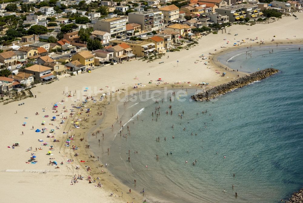 Mauguio von oben - Strandliegen- Plätze und Sonnenschirmlandschaft am Sandstrand von Mauguio an der Mittelmeerküste in Frankreich