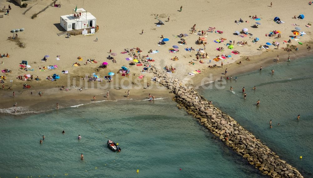 Mauguio aus der Vogelperspektive: Strandliegen- Plätze und Sonnenschirmlandschaft am Sandstrand von Mauguio an der Mittelmeerküste in Frankreich