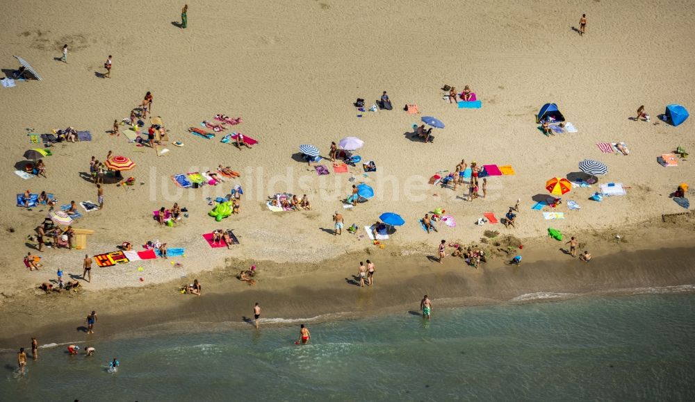 Luftbild Mauguio - Strandliegen- Plätze und Sonnenschirmlandschaft am Sandstrand von Mauguio an der Mittelmeerküste in Frankreich