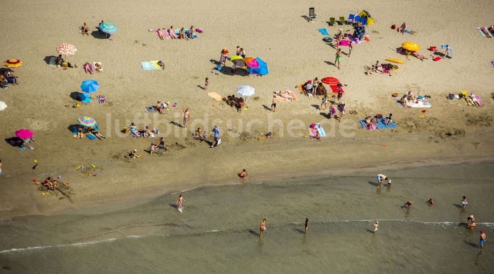 Luftaufnahme Mauguio - Strandliegen- Plätze und Sonnenschirmlandschaft am Sandstrand von Mauguio an der Mittelmeerküste in Frankreich