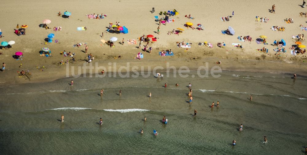 Mauguio von oben - Strandliegen- Plätze und Sonnenschirmlandschaft am Sandstrand von Mauguio an der Mittelmeerküste in Frankreich