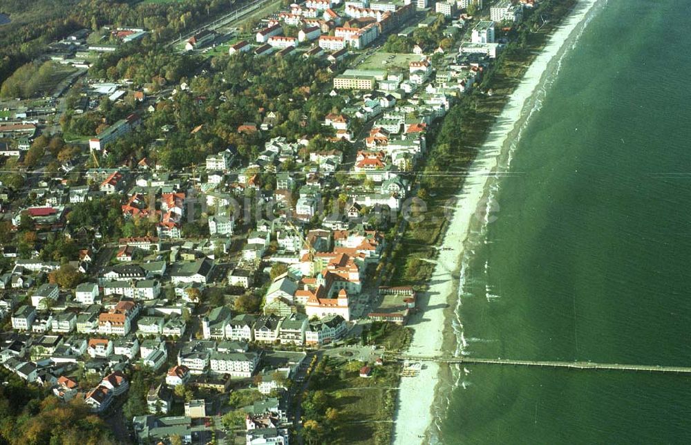 Binz auf Rügen / MV aus der Vogelperspektive: Strandpromenade von Binz auf Rügen.