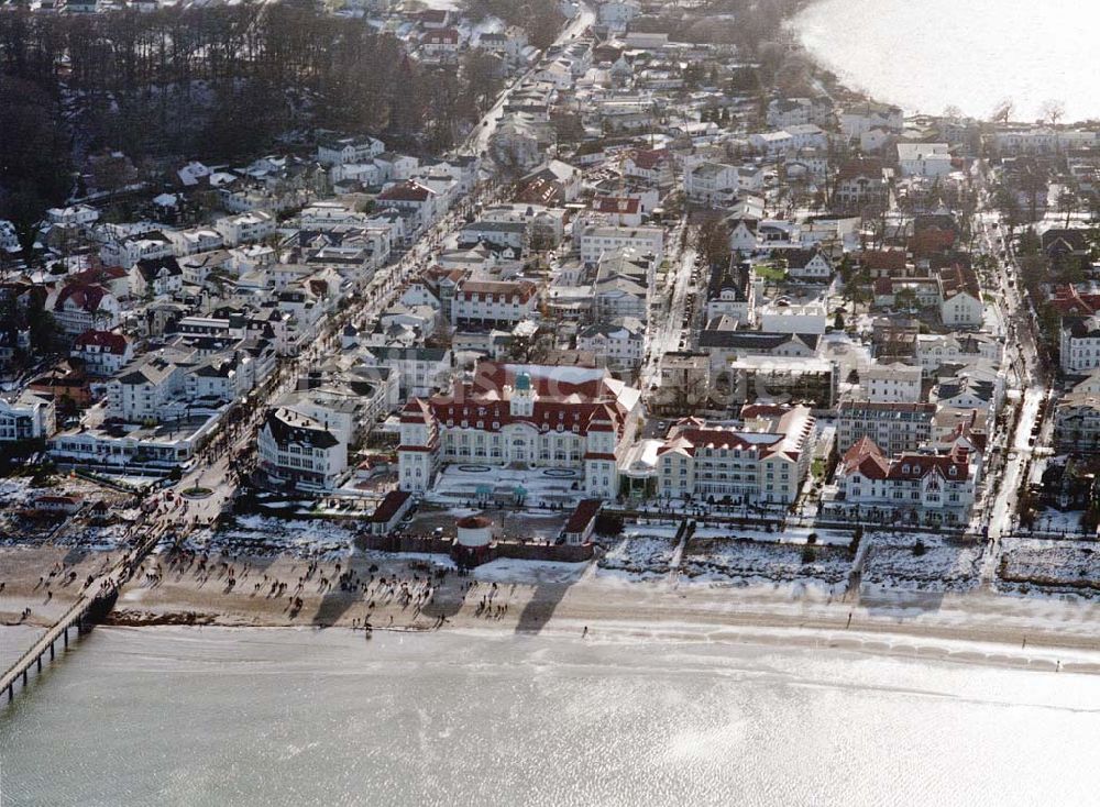 Binz / Rügen - MV aus der Vogelperspektive: Strandpromenade Binz mit dem TRAVEL CHARME HOTEL / ehem. Kurhaus auf Rügen.