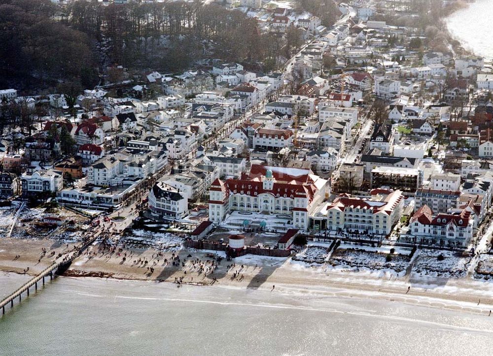 Luftbild Binz / Rügen - MV - Strandpromenade Binz mit dem TRAVEL CHARME HOTEL / ehem. Kurhaus auf Rügen.