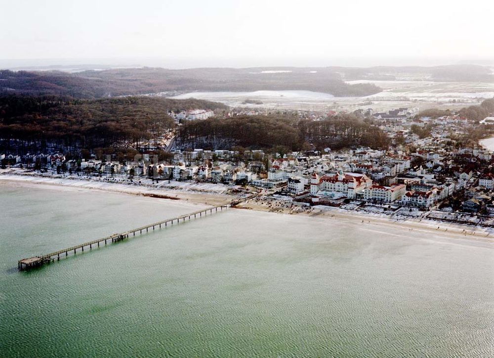 Luftaufnahme Binz / Rügen - MV - Strandpromenade Binz mit dem TRAVEL CHARME HOTEL / ehem. Kurhaus auf Rügen.