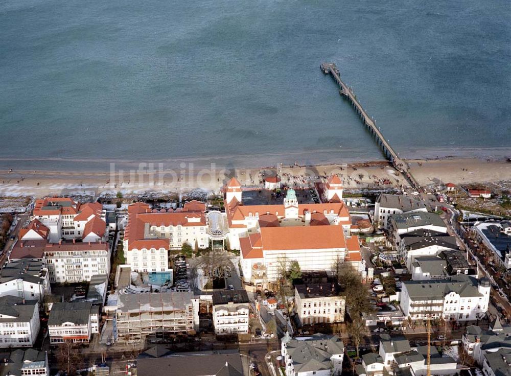 Binz / Rügen - MV aus der Vogelperspektive: Strandpromenade Binz mit dem TRAVEL CHARME HOTEL / ehem. Kurhaus auf Rügen.