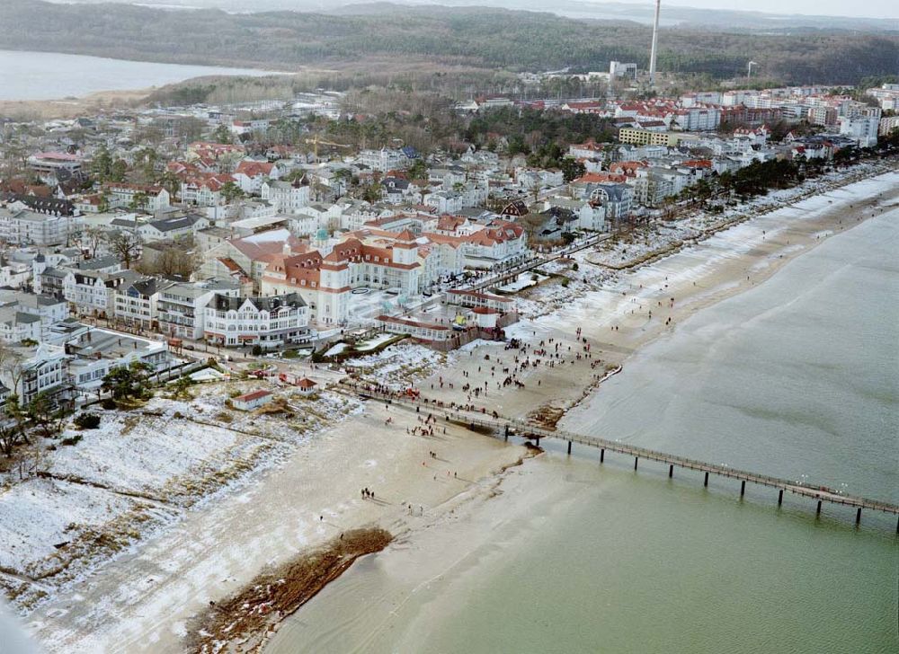 Luftaufnahme Binz / Rügen - MV - Strandpromenade Binz mit dem TRAVEL CHARME HOTEL / ehem. Kurhaus auf Rügen.