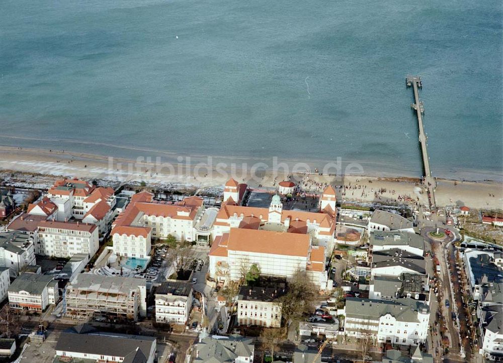 Binz / Rügen - MV aus der Vogelperspektive: Strandpromenade Binz mit dem TRAVEL CHARME HOTEL / ehem. Kurhaus auf Rügen.