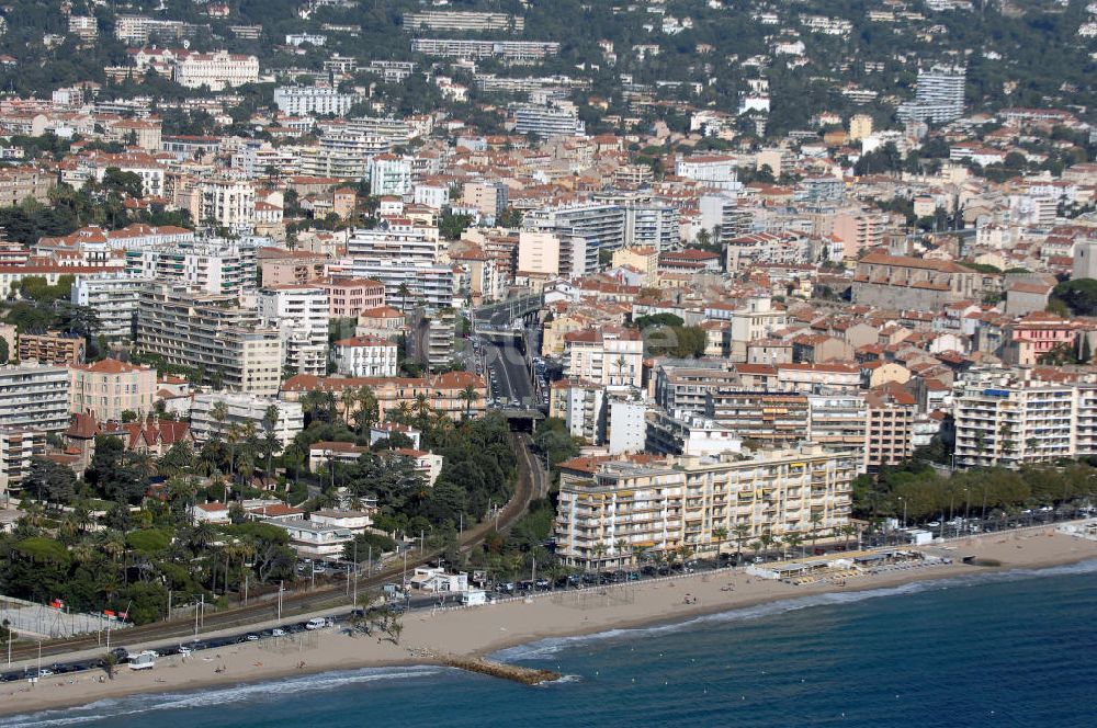 Luftaufnahme Cannes - Strandpromenade am Boulevard Jean Hibert in Cannes