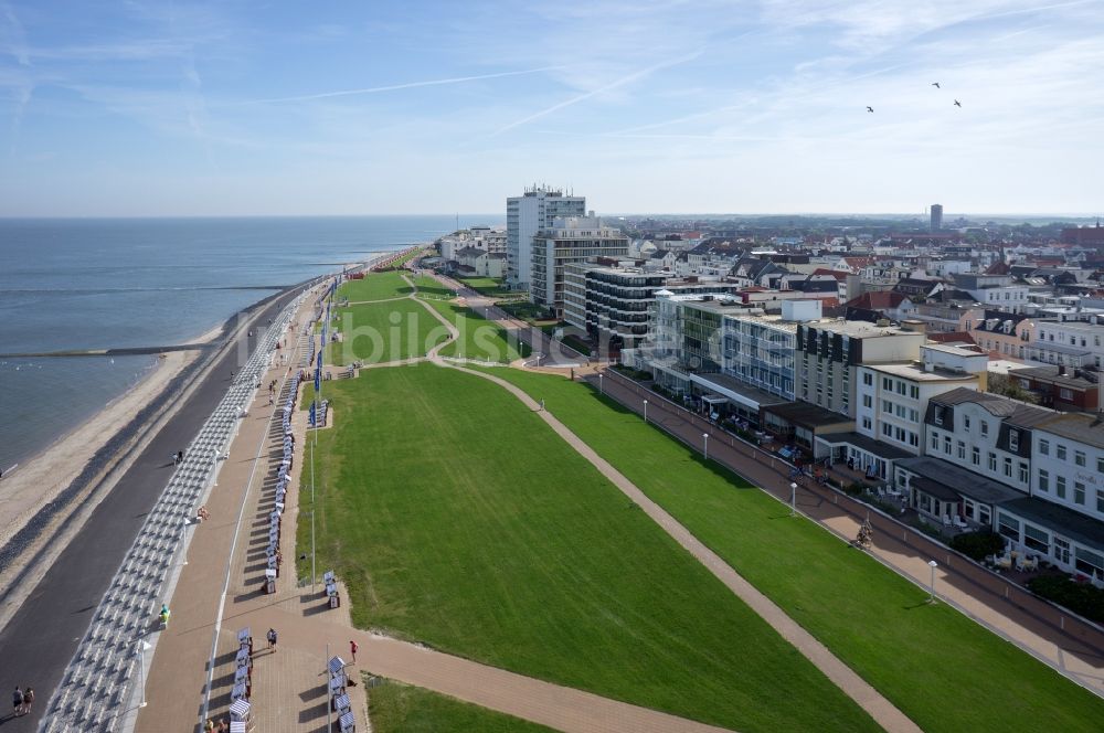 Norderney aus der Vogelperspektive: Strandpromenade in Norderney im Bundesland Niedersachsen