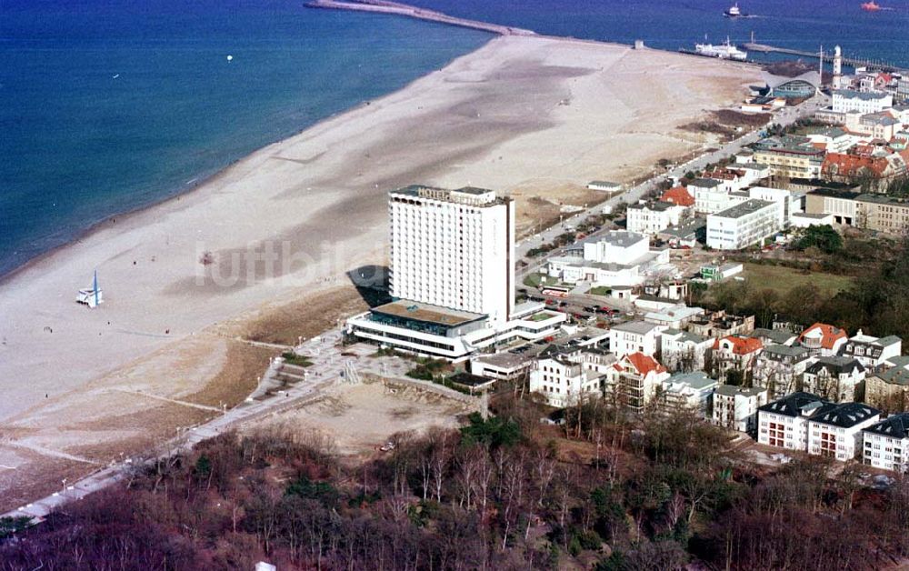 Luftaufnahme Rostock / MV - Strandpromenadenbereich mit Hotel NEPTUN in Rostock.