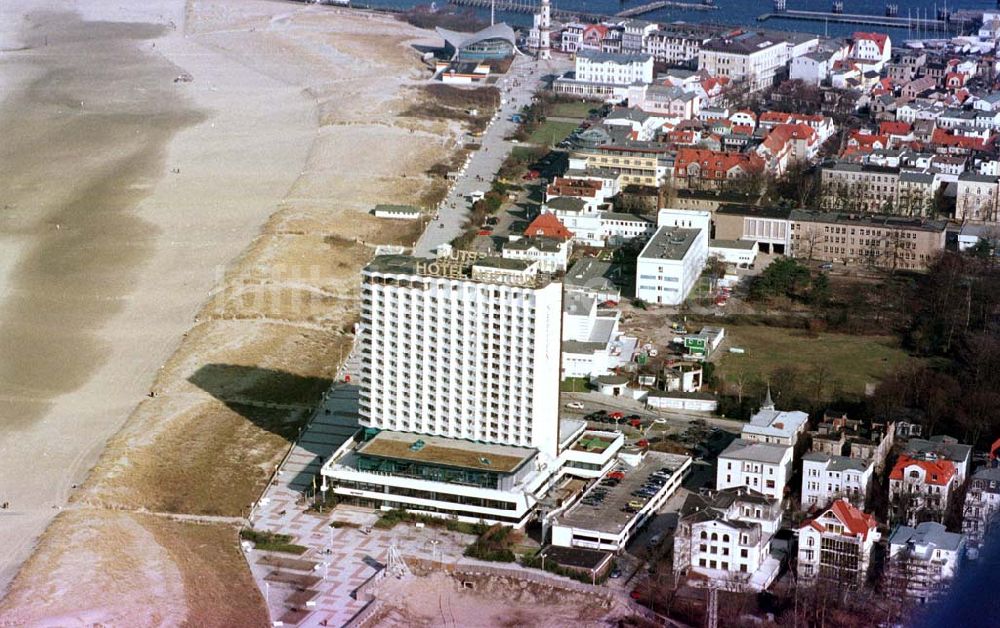 Rostock / MV von oben - Strandpromenadenbereich mit Hotel NEPTUN in Rostock.