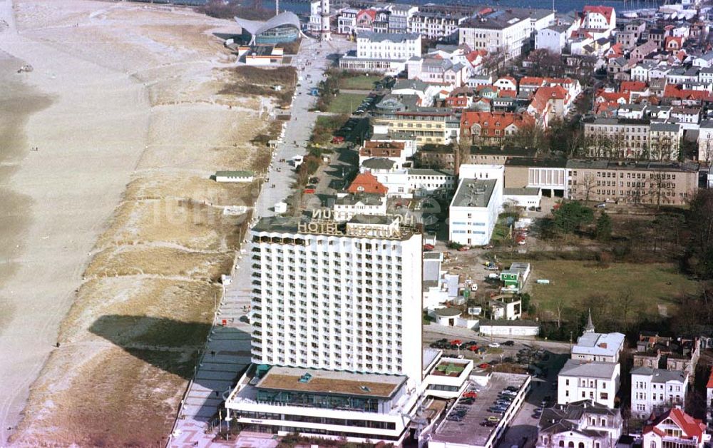 Rostock / MV aus der Vogelperspektive: Strandpromenadenbereich mit Hotel NEPTUN in Rostock.