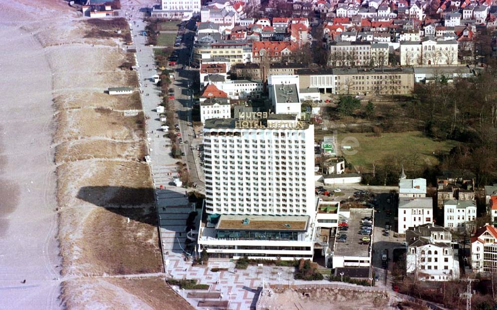 Luftbild Rostock / MV - Strandpromenadenbereich mit Hotel NEPTUN in Rostock.