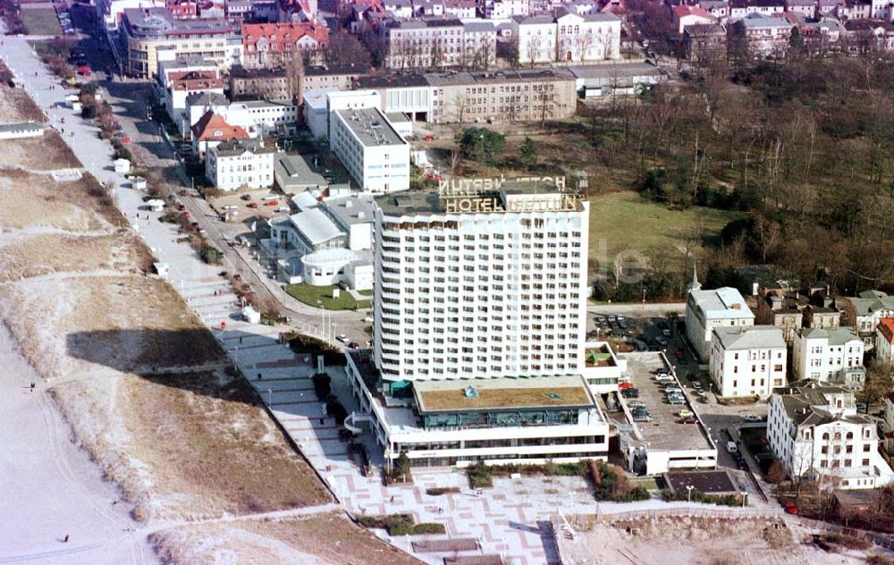 Luftaufnahme Rostock / MV - Strandpromenadenbereich mit Hotel NEPTUN in Rostock.