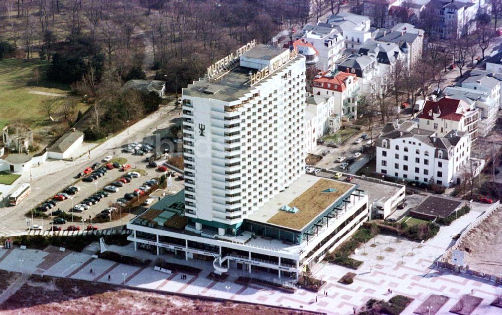 Rostock / MV von oben - Strandpromenadenbereich mit Hotel NEPTUN in Rostock.