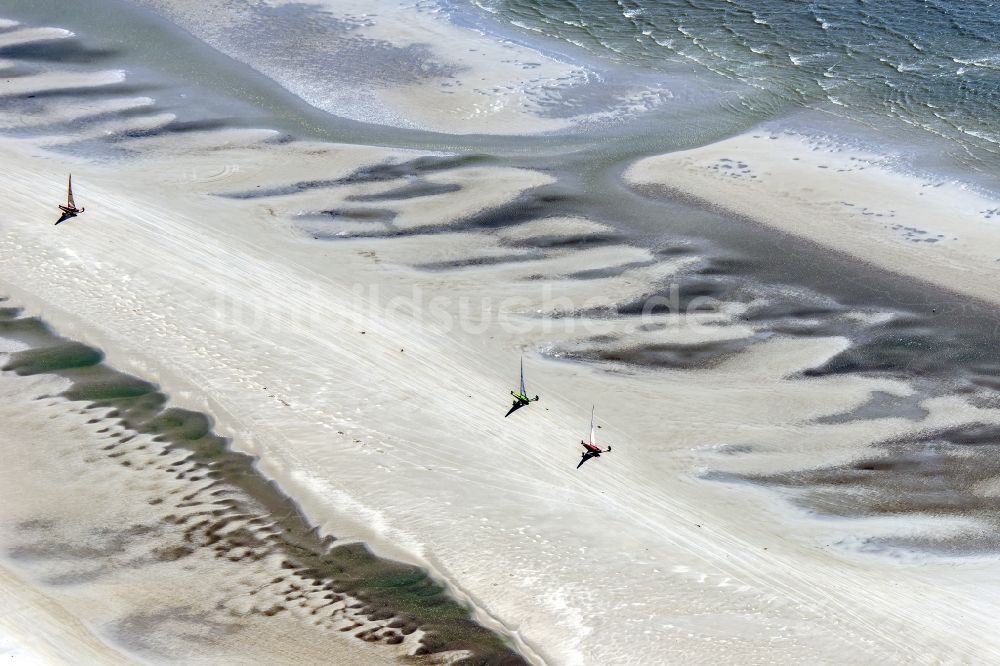 Sankt Peter-Ording von oben - Strandsegler in Sankt Peter-Ording im Bundesland Schleswig-Holstein, Deutschland