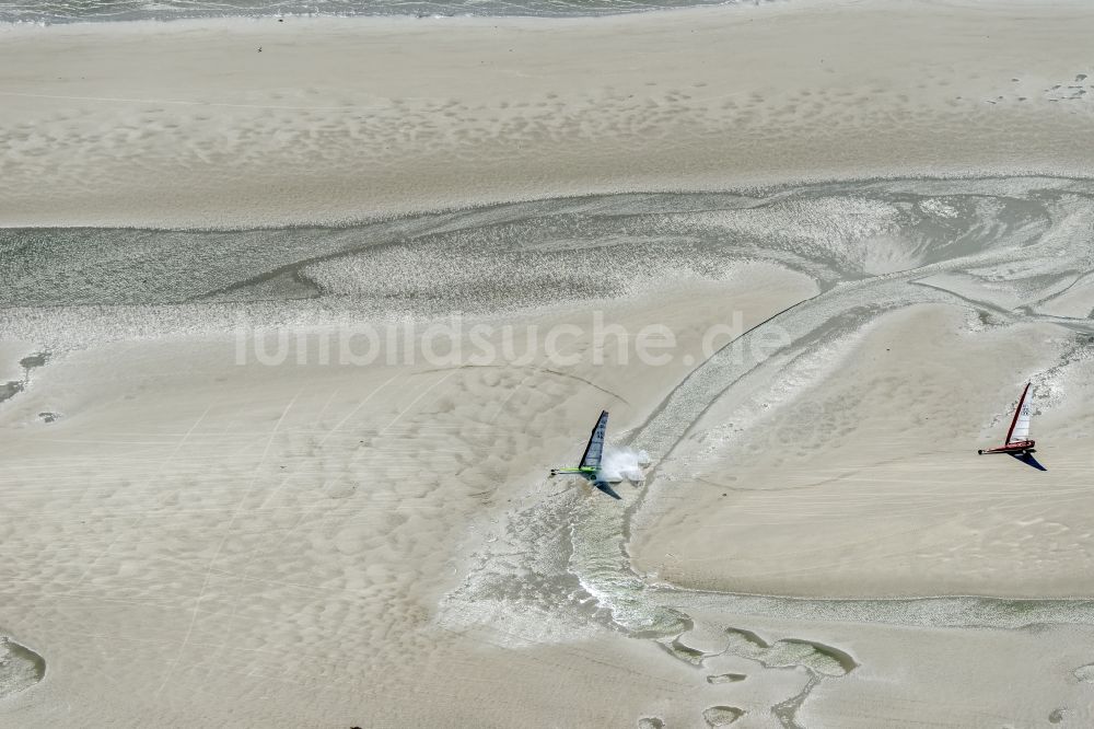 Sankt Peter-Ording von oben - Strandsegler in Sankt Peter-Ording im Bundesland Schleswig-Holstein, Deutschland