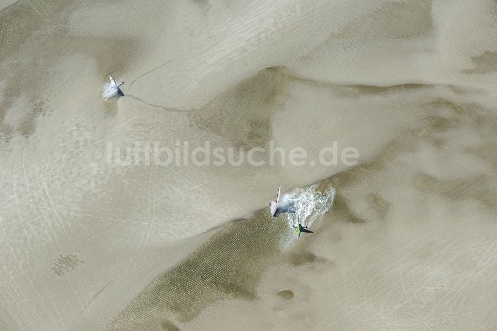 Sankt Peter-Ording aus der Vogelperspektive: Strandsegler in Sankt Peter-Ording im Bundesland Schleswig-Holstein, Deutschland