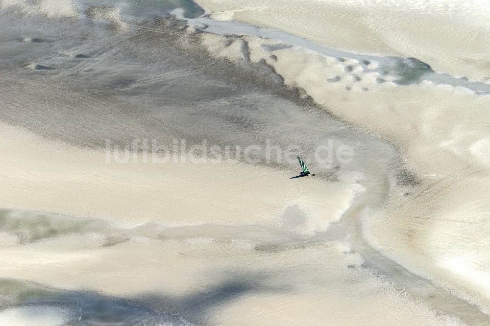 Sankt Peter-Ording von oben - Strandsegler in Sankt Peter-Ording im Bundesland Schleswig-Holstein, Deutschland